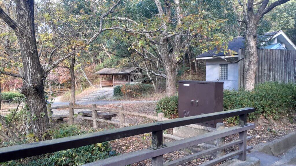 甲山森林公園入口近くのトイレ