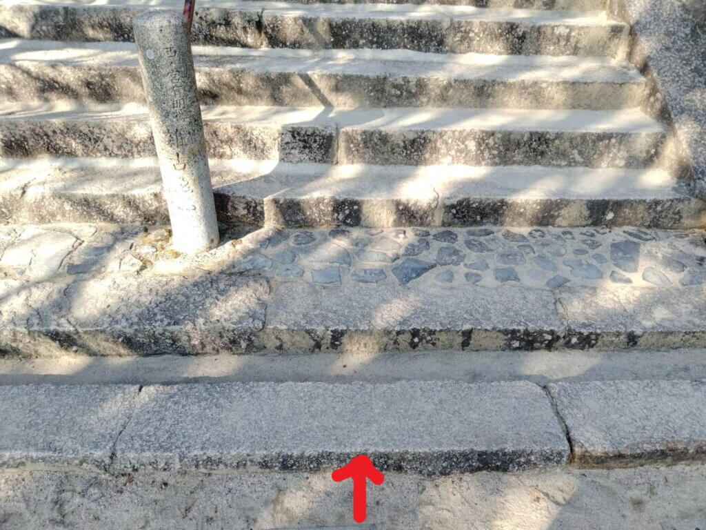 神呪寺の階段の溝
